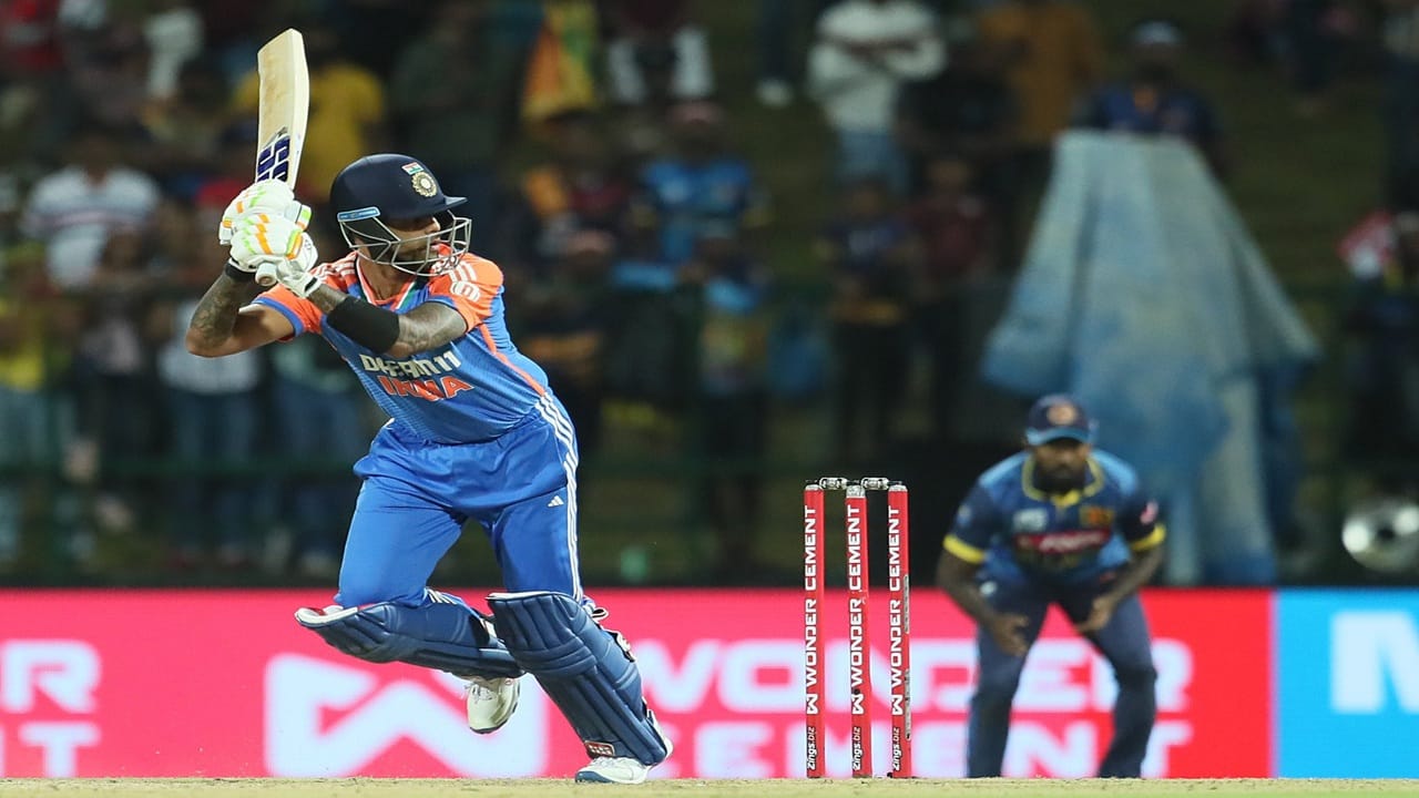 इंडिया-इंग्लंड यांच्यातील तिसरा टी 20i सामना हा मंगळवारी 28 जानेवारीला खेळवण्यात आला. सूर्याने या सामन्यात 14 धावा केल्या. (Photo Credit : Suryakumar Yadav X Account)