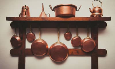 महिलांच्या टोळीने पहाटे डाव साधला, घरातील तांब्याची भांडी कुंडी आणि रोकड पळवली