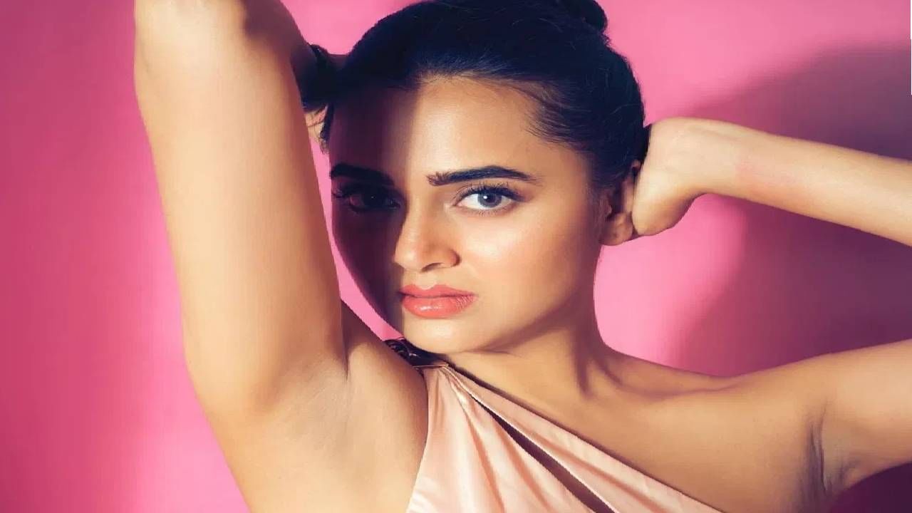 तेजस्वी प्रकाश - ‘बिग बॉस’च्या 15 पर्वाची विजेती,टीव्ही अभिनेत्री तेजस्वी प्रकाशने ‘सेलिब्रिटी मास्टर शेफ’साठी सर्वाधिक मानधन घेतलं आहे. रिपोर्टनुसार तिला प्रत्येक आठवड्यासाठी 3 ते 4 लाख रुपये मिळतात.