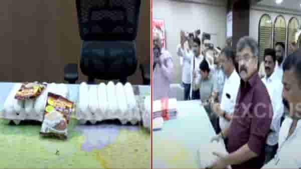 Jitendra Awhad Video : ठाणे जिल्हाधिकारी कार्यालयात धडक.. रिकाम्या खुर्चीसमोर अंड्यांचा खच, जितेंद्र आव्हाड का भडकले?