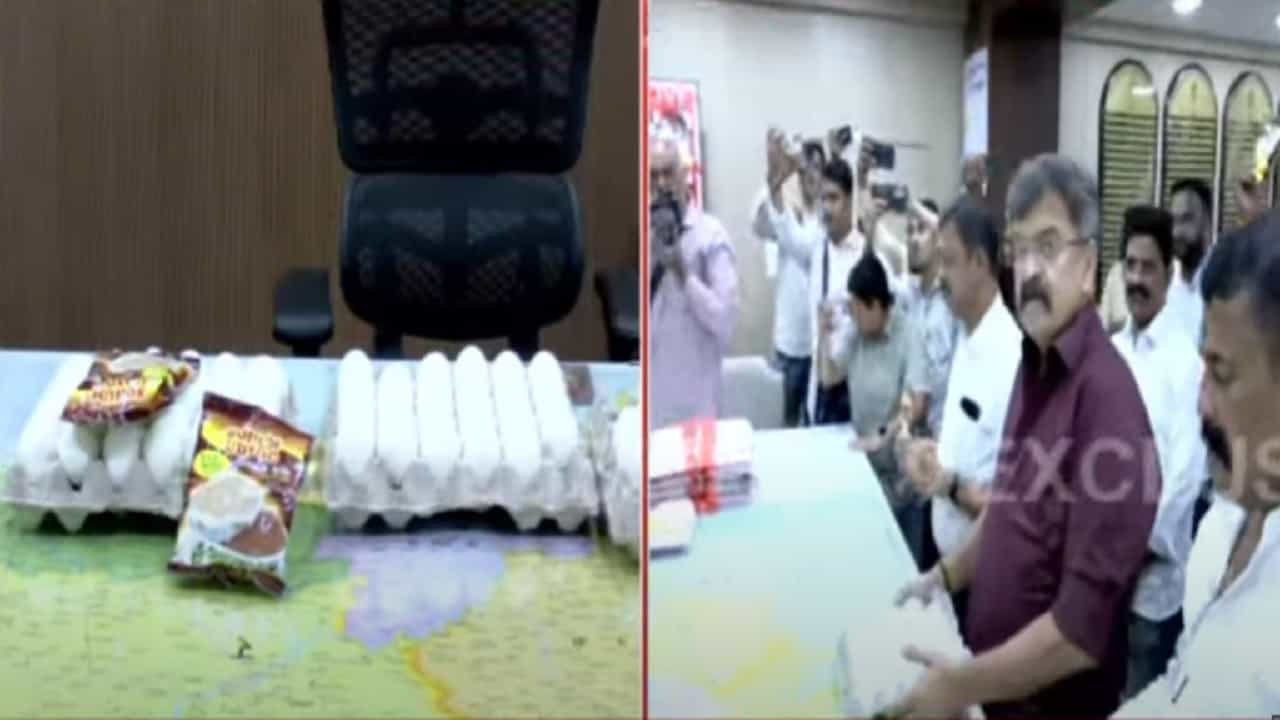 Jitendra Awhad Video : ठाणे जिल्हाधिकारी कार्यालयात धडक.. रिकाम्या खुर्चीसमोर अंड्यांचा खच, जितेंद्र आव्हाड का भडकले? Jitendra Awhad Video : ठाणे जिल्हाधिकारी कार्यालयात धडक.. रिकाम्या खुर्चीसमोर अंड्यांचा खच, जितेंद्र आव्हाड का भडकले?