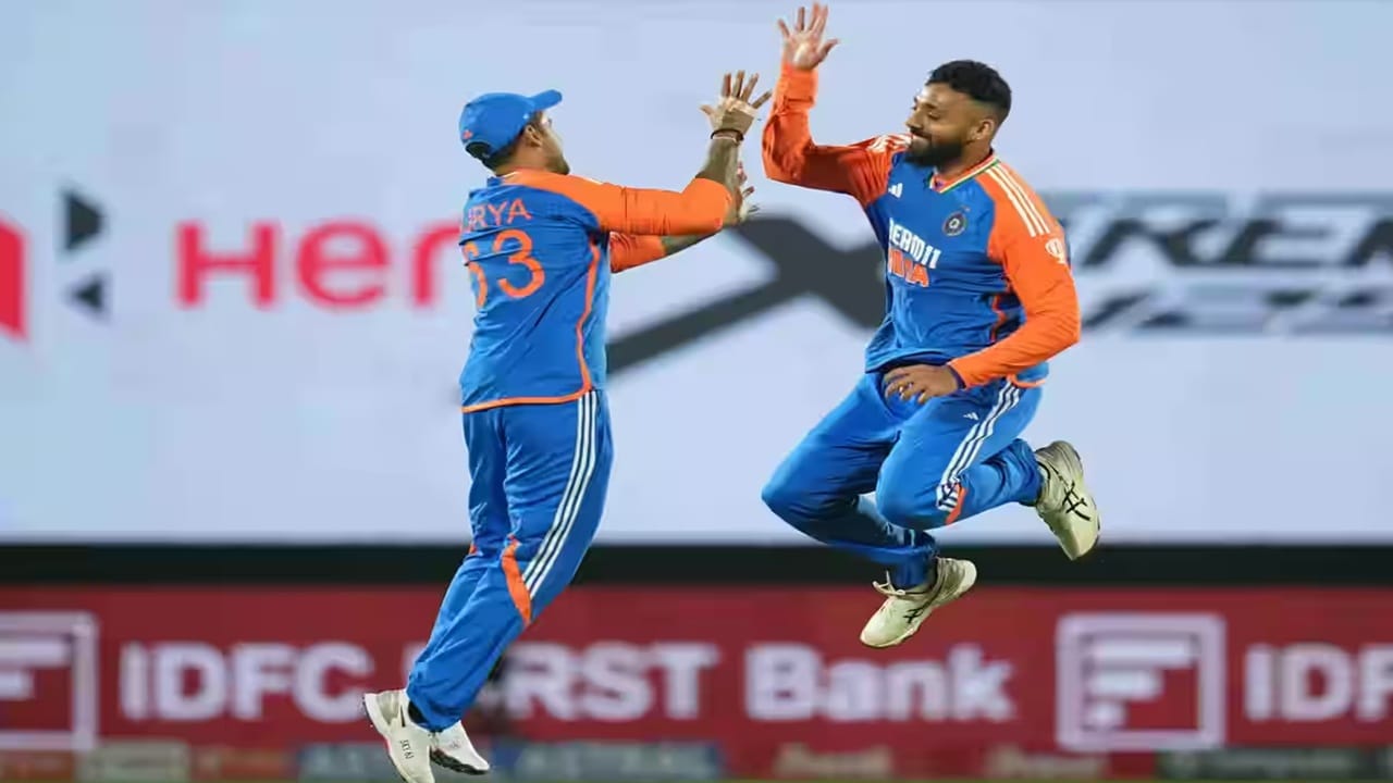 टीम इंडियाचा मिस्ट्री स्पिनर वरुण चक्रवर्ती याने मंगळवारी 28 जानेवारीला इंग्लंडविरुद्धच्या तिसऱ्या टी 20I सामन्यात धमाका केला. वरुणने 4 ओव्हरमध्ये 24 रन्स देत 5 विकेट्स घेतल्या. वरुणची ही या मालिकेतील आतापर्यंतची सर्वोत्तम कामगिरी ठरली. (Photo Credit : Bcci)