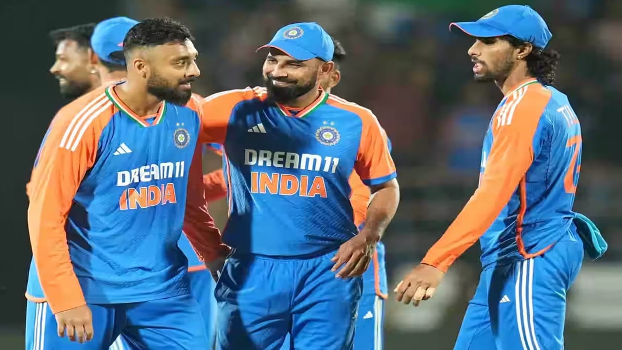 वरुणची टीम इंडियासाठी टी 20I सामन्यांमध्ये 2 वेळा 5 विकेट्स घेण्याची दुसरी वेळ ठरली आहे.  वरुणने टी 20I कारकीर्दीत 14.76 च्या सरासरीने 29 विकेट्स घेतल्या आहेत. वरुणची 17 धावांच्या मोबदल्यात 5 विकेट्स ही सर्वोत्तम कामगिरी राहिली आहे. (Photo Credit : Bcci)