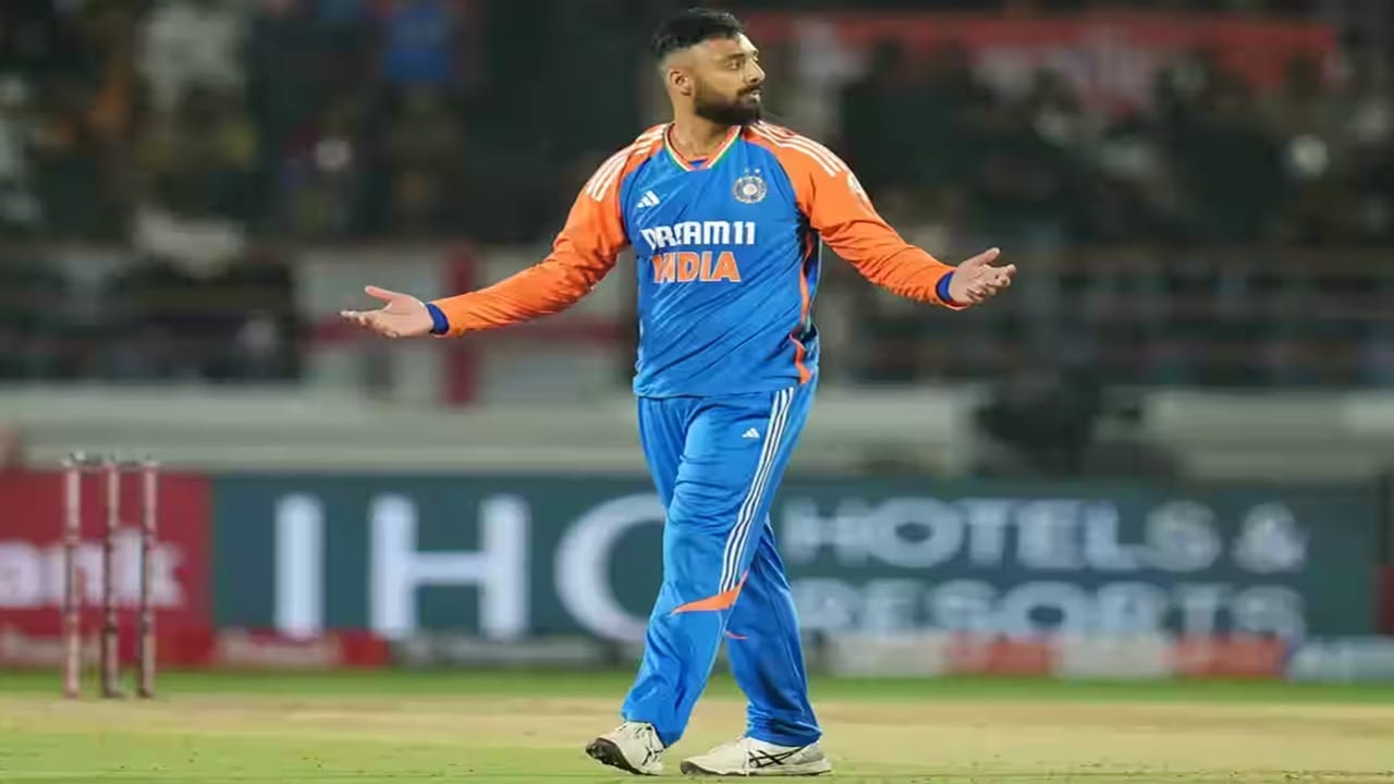 टीम इंडियासाठी वरुण व्यतिरिक्त याआधी कुलदीप यादव याने 2 वेळा 5 विकेट्स घेतल्या आहेत. कुलदीपने 40 टी 20I सामन्यांमध्ये 2 वेळा 'पंजा' उघडला आहे. (Photo Credit : Bcci)