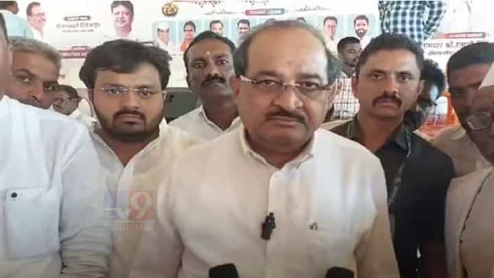 'साई भक्तांच्या भावना दुखावल्या हे मान्य, पण...', राधाकृष्ण विखे पाटलांचं मुलाच्या वक्तव्यावर स्पष्टीकरण 'साई भक्तांच्या भावना दुखावल्या हे मान्य, पण...', राधाकृष्ण विखे पाटलांचं मुलाच्या वक्तव्यावर स्पष्टीकरण