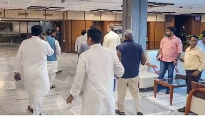 वक्फ बोर्डाच्या संयुक्त संसदीय समितीच्या बैठकीत मोठा राडा, मार्शलना केले पाचारण, ओवैसी यांच्यासह १० विरोधी खासदार निलंबित