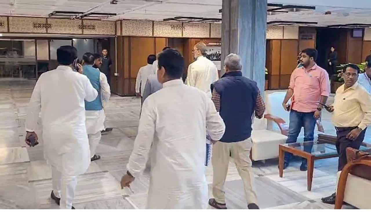 वक्फ बोर्डाच्या संयुक्त संसदीय समितीच्या बैठकीत मोठा राडा, मार्शलना केले पाचारण, ओवैसी यांच्यासह १० विरोधी खासदार निलंबित