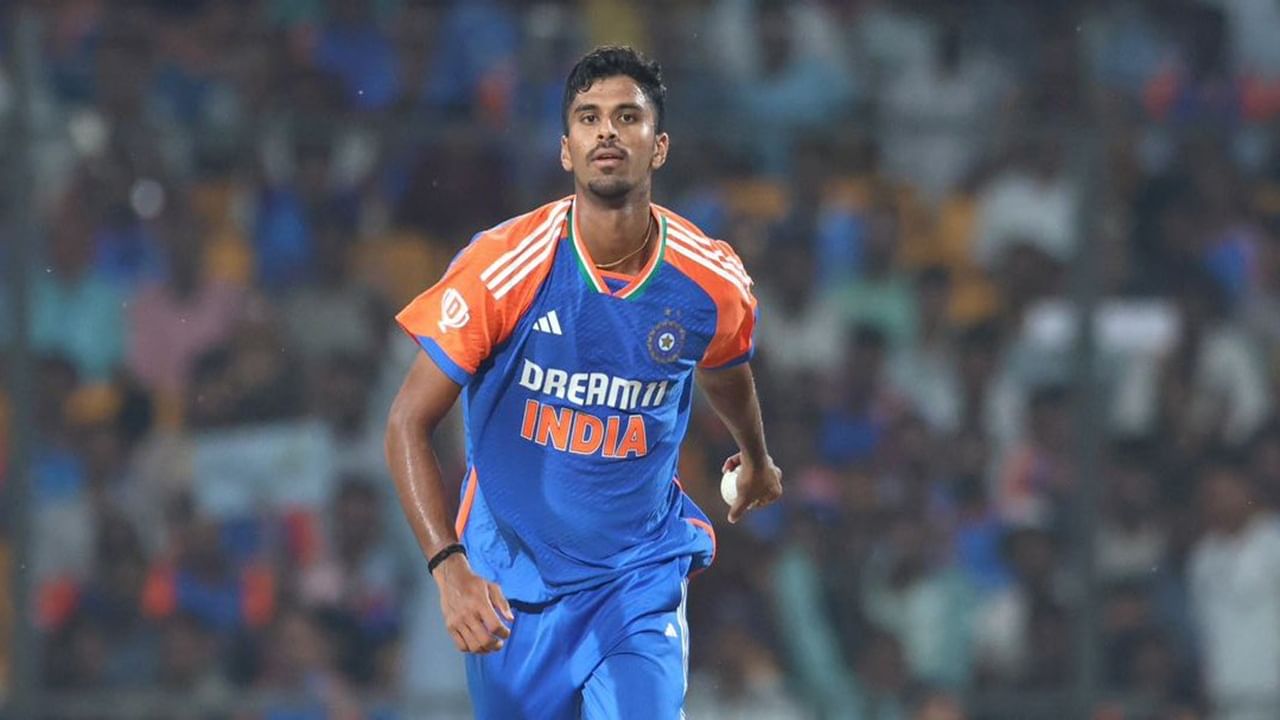 वॉशिंग्टन सुंदर फिरकी गोलंदाजीसह बॅटिंगही करतो. सुंदरला ऑलराउंडर म्हणूनच संघात स्थान दिलंय. त्यामुळे सुंदरकडून नावाप्रमाणेच कामगिरी अपेक्षित असणार आहे. (Photo Credit : Washington Sundar X Account) 