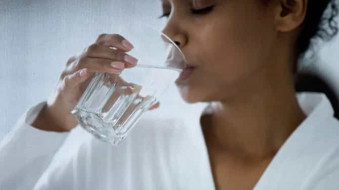 सकाळी रिकाम्या पोटी किती पाणी प्यावे? जेणेकरून पोट होईल लगेच साफ