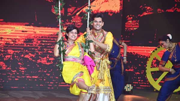झी मराठी वाहिनीवर मकरसंक्रांतीच्या पूर्व संध्येला मकरसंक्रांतीचा उत्सव रंगणार आहे. ज्यात झी मराठीवरील सर्व कलाकार एकत्र येऊन संक्रांत साजरी करताना प्रेक्षकांना पाहायला मिळणार आहेत.