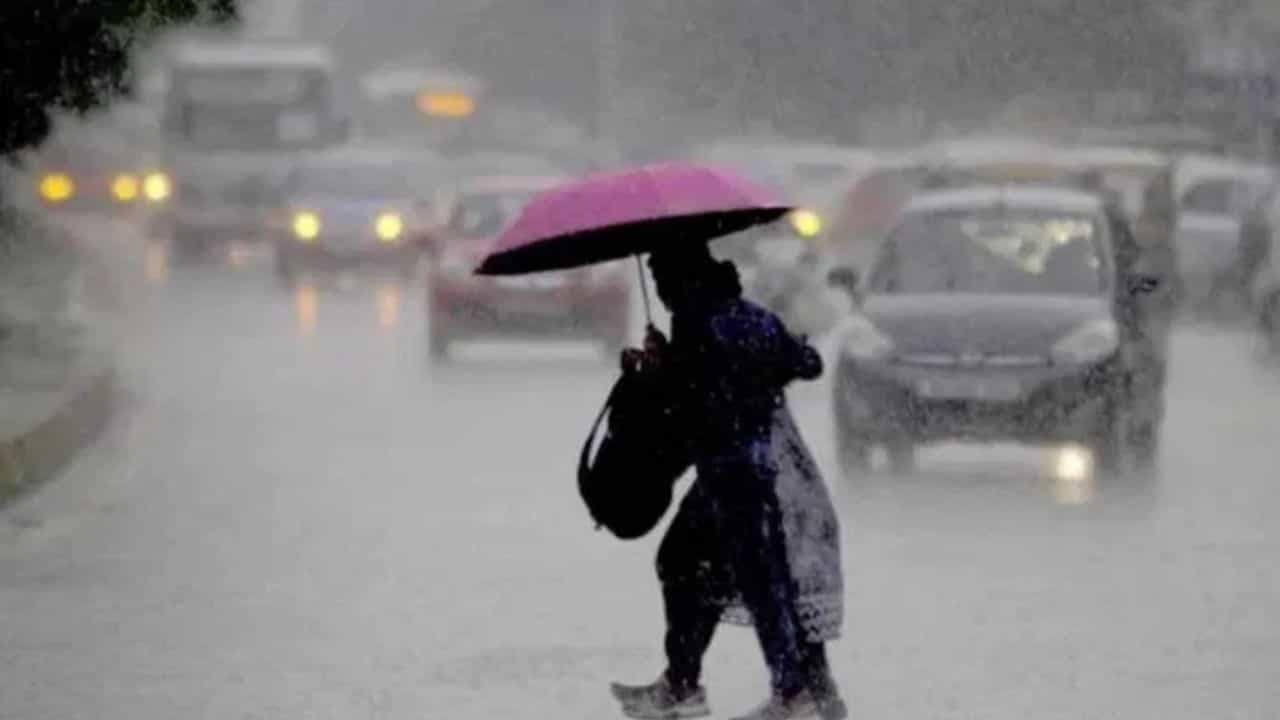 देशासह राज्यात काही दिवसांपूर्वी थंडीची लाट पाहायला मिळत होती.मात्र आता वातावरणात अचानक बदल झाला आहे. दिवसभर कडक ऊन पडत आहे. वेगानं हवा वाहत असून, चक्रीवादळाची स्थिती निर्माण झाली आहे.