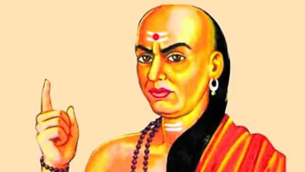 आचार्य चाणक्य हे एक अर्थतज्ज्ञ होते, अर्थतज्ज्ञासोबतच ते एक कुशल कुटनितीतज्ज्ञ आणि रणनीतीकार देखील होते. त्यांनी चाणक्य नीती हा ग्रंथ लिहिला.चाणक्य नीती या आपल्या ग्रंथामध्ये त्यांनी आयुष्याचं तत्वज्ञान सांगितलं आहे.
