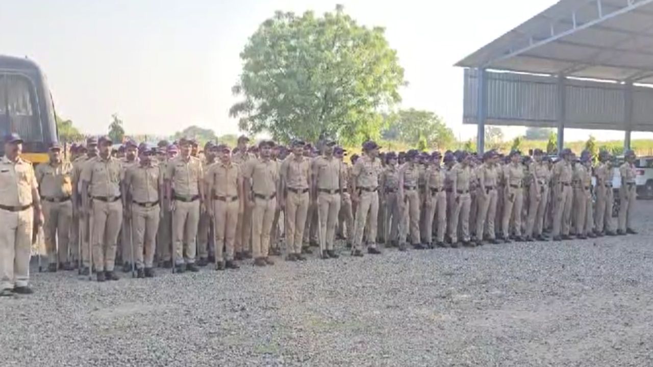 पुण्यातून एक धक्कादायक घटना समोर आली, पुण्यातील स्वारगेट बसस्थानकात उभ्या असलेल्या बसमध्ये तरुणीवर अत्याचार करण्यात आला. सोमवारी पहाटेच्या सुमारास ही घटना घडली. 