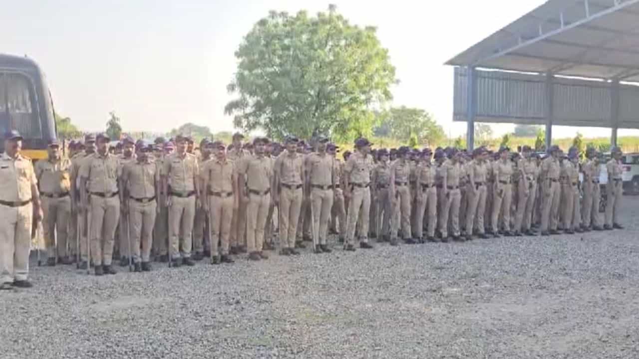 पुण्यातून एक धक्कादायक घटना समोर आली, पुण्यातील स्वारगेट बसस्थानकात उभ्या असलेल्या बसमध्ये तरुणीवर अत्याचार करण्यात आला. सोमवारी पहाटेच्या सुमारास ही घटना घडली.