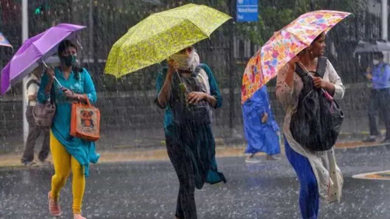 आयएमडीकडून पुन्हा एकदा मुसळधार पावसाचा इशारा देण्यात आला आहे. राजधानी दिल्ली आणि परिसरात पुढील दोन दिवस काही ठिकाणी हलक्या ते मध्यम स्वरुपाचा तर काही ठिकाणी मुसळधार पाऊस होऊ शकतो असं आयएमडीनं म्हटलं आहे.