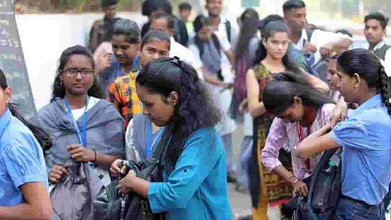 12 Board Exam Video : ऑल द बेस्ट पोरांनो... राज्यभरातून 15 लाखांहून अधिक 12वीचे विद्यार्थी, परिक्षा केंद्रावर लगबग