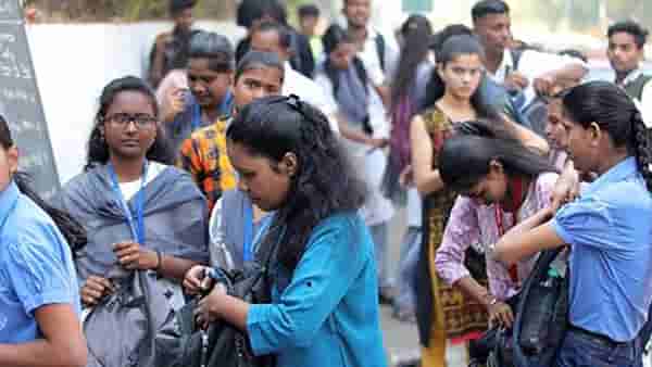 12 Board Exam Video : ऑल द बेस्ट पोरांनो… राज्यभरातून 15 लाखांहून अधिक 12वीचे विद्यार्थी, परिक्षा केंद्रावर लगबग