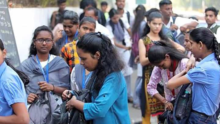 12 Board Exam Video : ऑल द बेस्ट पोरांनो... राज्यभरातून 15 लाखांहून अधिक 12वीचे विद्यार्थी, परिक्षा केंद्रावर लगबग 12 Board Exam Video : ऑल द बेस्ट पोरांनो... राज्यभरातून 15 लाखांहून अधिक 12वीचे विद्यार्थी, परिक्षा केंद्रावर लगबग