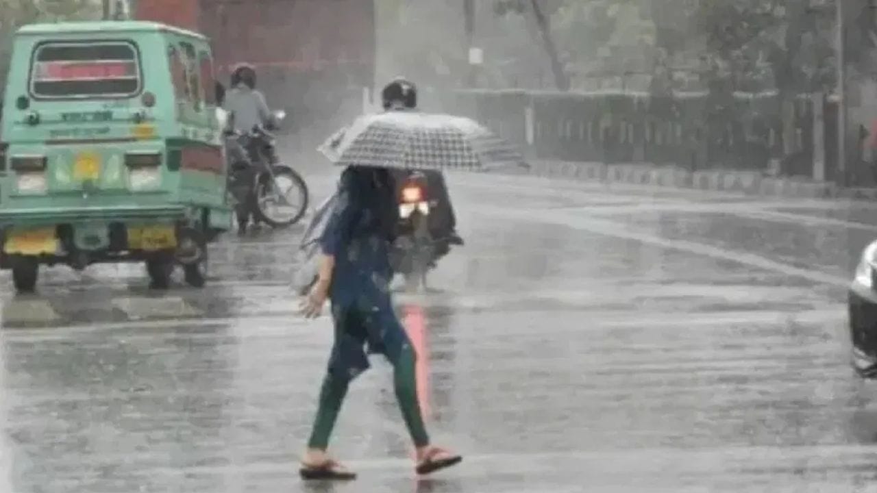 दिल्लीसह एनसीआरमध्ये मगील दोन-तीन दिवसांपासून वातावरणात मोठा बदल पाहायला मिळत आहे. सकाळी -सकाळी ढगाळ वातावरणाची निर्मिती होत आहे, त्यामुळे तापमानात देखील घट झाली आहे. 