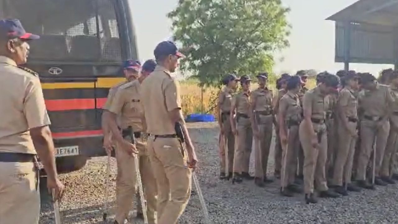 आरोपीच्या शोधासाठी पोलिसांनी तेरा पथक तयार केली असून, आरोपीचा शोध सुरू आहे, त्याची माहिती देणाऱ्याला बक्षिसाची देखील घोषणा करण्यात आली आहे. 