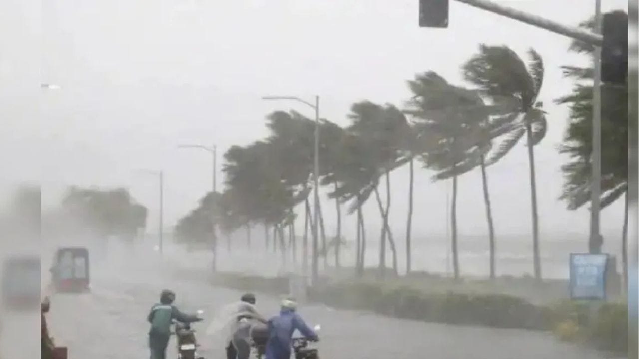 हवामान विभागानं दिलेल्या माहितीनुसार नुसताच पाऊस पडणार नसून, सोबतच वादळी वाऱ्याचा देखील इशारा देण्यात आला आहे.