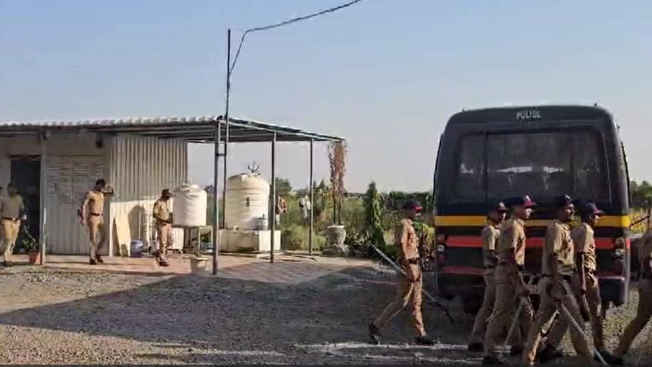 आरोपी दत्तात्रय गाडे हा पुणे जिल्ह्यातल्या शिरूर तालुक्यातील गुनाट गावचा रहिवासी आहे, त्याच्या गावात देखील पोलिसांकडून त्याचा शोध सुरू आहे. 