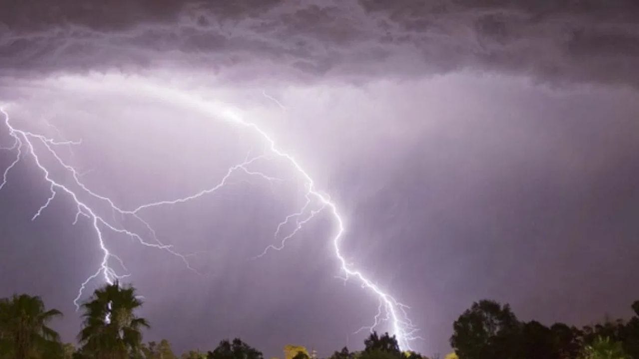 27-28 फेब्रुवारी रोजी वादळी वाऱ्यासह जोरदार पावसाचा इशारा हवामान विभागाकडून देण्यात आला आहे. या पार्श्वभूमीवर नागरिकांना सतर्कतेचा इशारा देण्यात आला आहे. 