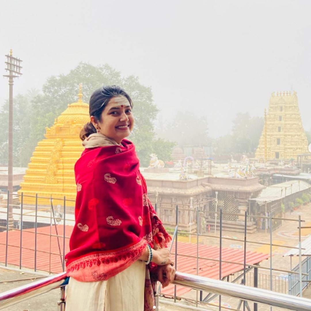 प्राजक्ता वैयक्तिक आयुष्यामुळेही बऱ्याचदा चर्चेत असते. तसेच सोशल मीडियावरही ती सक्रिय असते. तिच्या कामाबाबतचे सर्व अपडेट ती सोशल मीडियाच्या माध्यमातून चाहत्यांसोबत शेअर करत असते. तिच्या वैयक्तिक आयुष्यासोबतच तिच्या अध्यात्मिक प्रवासाचीही तेवढीच चर्चा होत असते.
