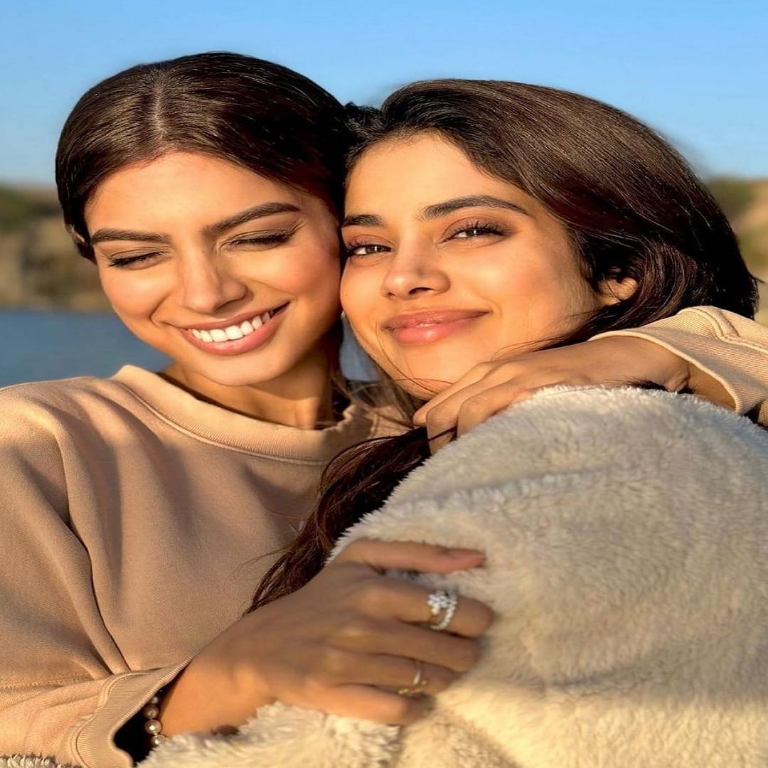 तर एका यूजरने एक मजेदार कमेंट केली आहे ज्यामध्ये असं म्हटलं आहे "खुशी कपूर आणि जान्हवी कपूर हुडी घालून एकमेकांना मिठी मारत आहेत"