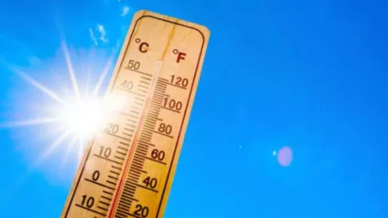 दरम्यान दुसरीकडे महाराष्ट्राबाबत बोलायचं झाल्यास दरवर्षी एप्रिलच्या शेवटी किंवा मे महिन्यात जाणवणारा असाह्य उकाडा आणि उन्हाच्या झळा फेब्रुवारी महिन्यात मुंबईकरांना जाणवायला लागल्या आहेत. 