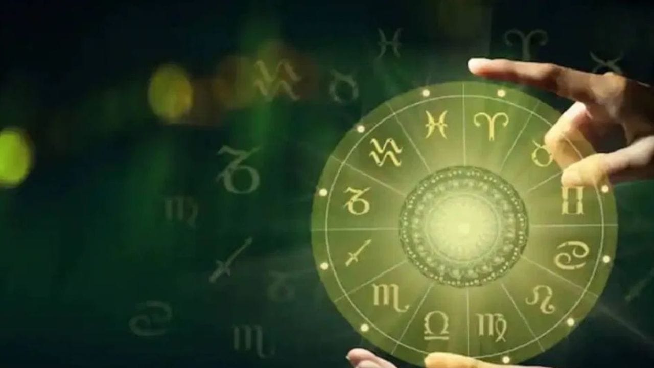 प्रत्येकाला आपलं भविष्य कसं असेल हे जाणून घेण्याची उत्सुकता असते. त्यासाठी आपण एखाद्या भविष्यकाराकडे जातो आणि आपलं भविष्य जाणून घेतो. कारण आपल्याला हे जाणून घ्यायचं असंत की पुढे आपल्यासोबत काय घडणार आहे.