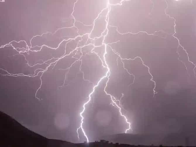 IMD Cyclone Alert : मोठं संकट धडकणार; उरले फक्त काही तास, आयमडीच्या नव्या इशाऱ्यानं चिंता वाढली