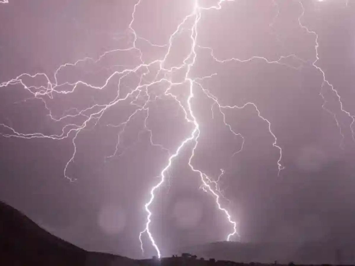 IMD Cyclone Alert : मोठं संकट धडकणार; उरले फक्त काही तास, आयमडीच्या नव्या इशाऱ्यानं चिंता वाढली