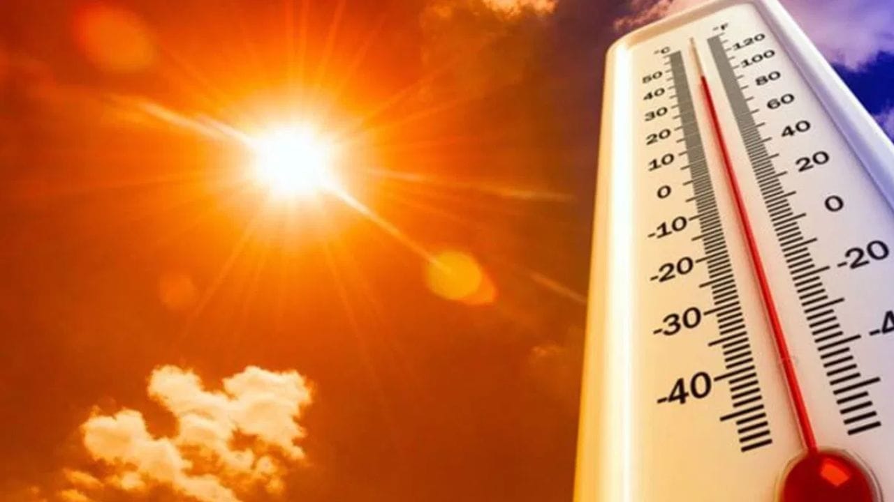 मुंबई आणि कोकणात प्रचंड उकडा वाढला असून, नागरिक गरमीनं हैरान झाले आहेत. इतर भागात देखील उन्हाचा कडका वाढला आहे.  