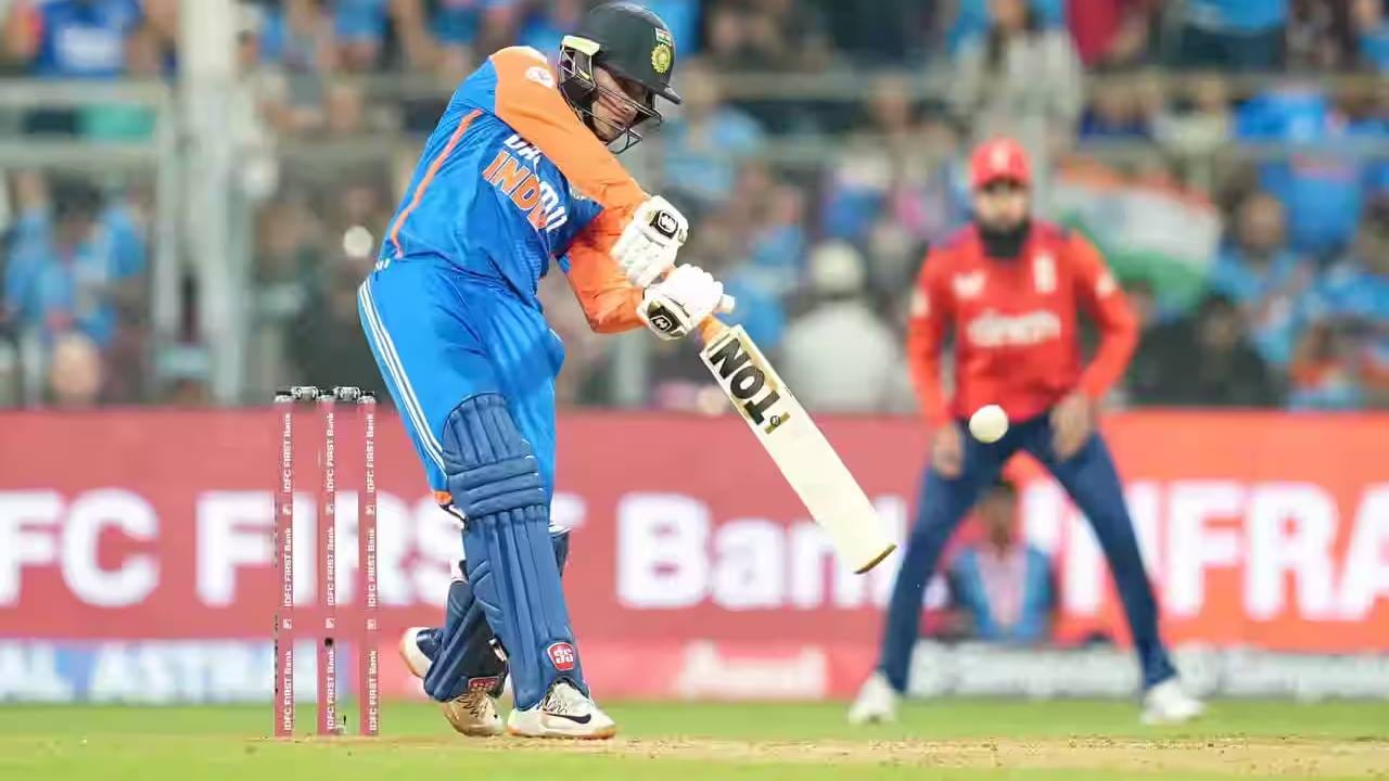 टी20 आंतरराष्ट्रीय क्रिकेटमधील हे तिसरं वेगवान शतक आहे. यापूर्वी डेव्हिड मिलरने बांगलादेशविरुद्ध 35 चेंडूत 2017 मध्ये वेगवान शतक ठोकलं होतं. त्यानंतर रोहित शर्माने 2017 मध्येच श्रीलंकेविरुद्ध 35 चेंडूत शतक ठोकलं होतं. आता 37 चेंडूत इंग्लंडविरुद्ध अभिषेक शर्माने शतक ठोकलं.  