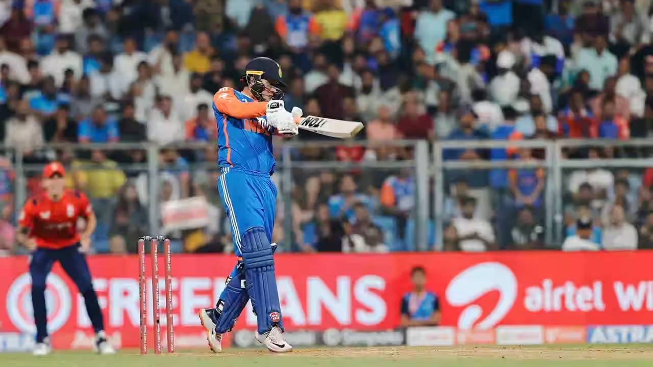 टीम इंडियासाठी पॉवर प्लेमधील सहा षटकं खूप चांगली गेली. भारतीय संघाने 1 गडी गमावून 95 धावा केल्या. यादरम्यान अभिषेक शर्माच्या बॅटमधून 58 धावा आल्या. तर अभिषेक शर्मा आणि तिलक वर्मा यांच्यात चांगली भागीदारी पाहायला मिळाली. दोन्ही खेळाडूंनी 36 चेंडूत 100 धावा केल्या आहेत.