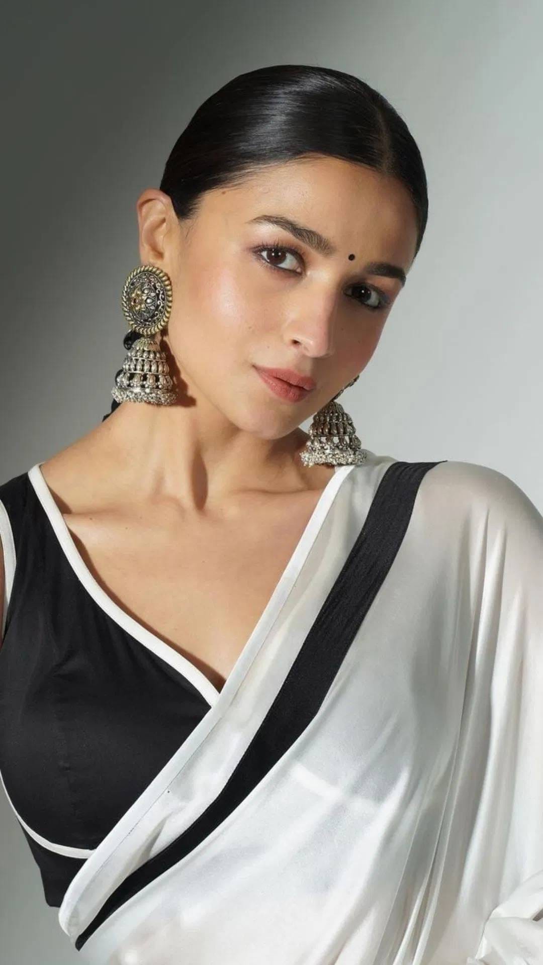 आलिया दर महिन्याला ९ लाख रुपये भाडे भरणार आहे. तसेच या अपार्टमेंटसाठी तिने ३६ लाख रुपये सिक्योरिटी डिपॉजिट देखील दिले आहे.