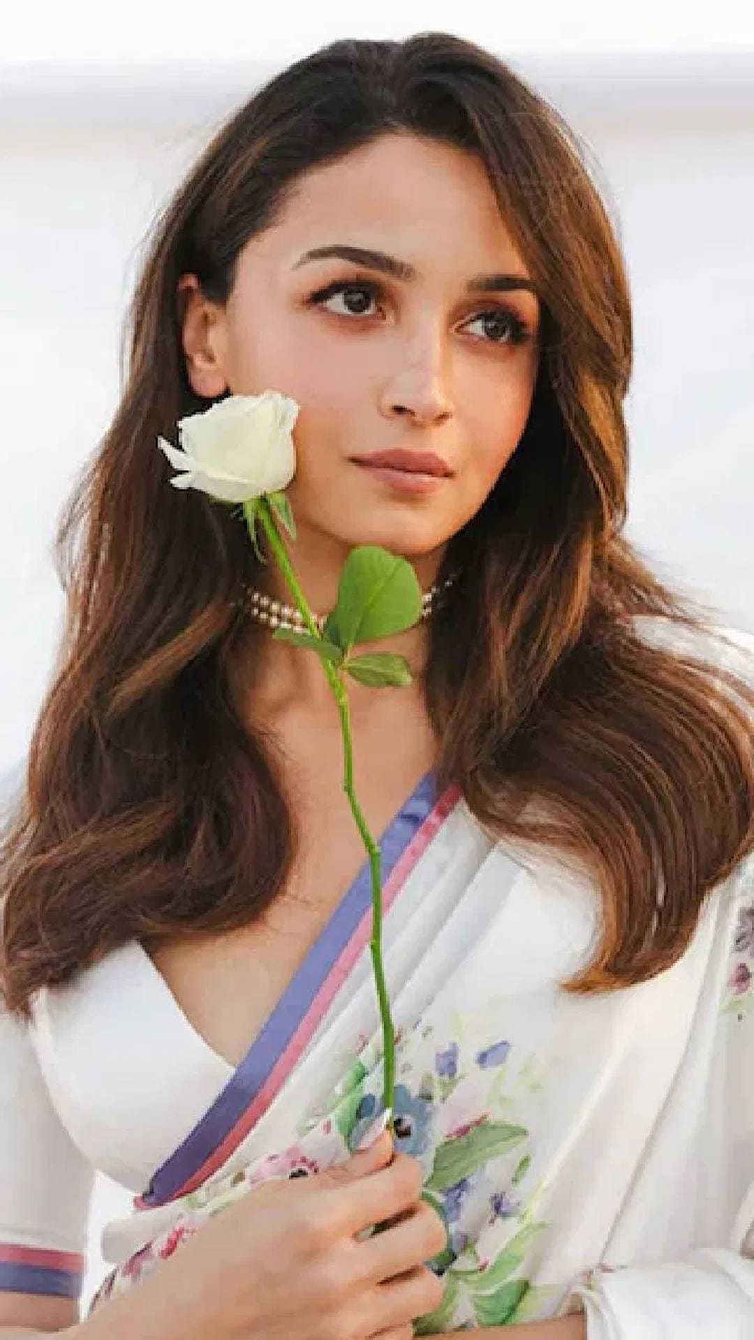 बॉलिवूडची क्यूट गर्ल आलिया भट्ट ही तिचे खासगी आयुष्य आणि व्यावसायिक आयुष्य दोन्ही योग्य पद्धतीने सांभाळताना दिसत आहे. आलियाचे वांद्रे परिसरात स्वत:चे घर आहे. तरी देखील आलियाने भाडेतत्त्वार एक आपर्टमेंट घेतल्याची माहिती समोर आली आहे. आता आलियाने हे आपार्टमेंट नेमकं का घेतले आहे? चला जाणून घेऊया...