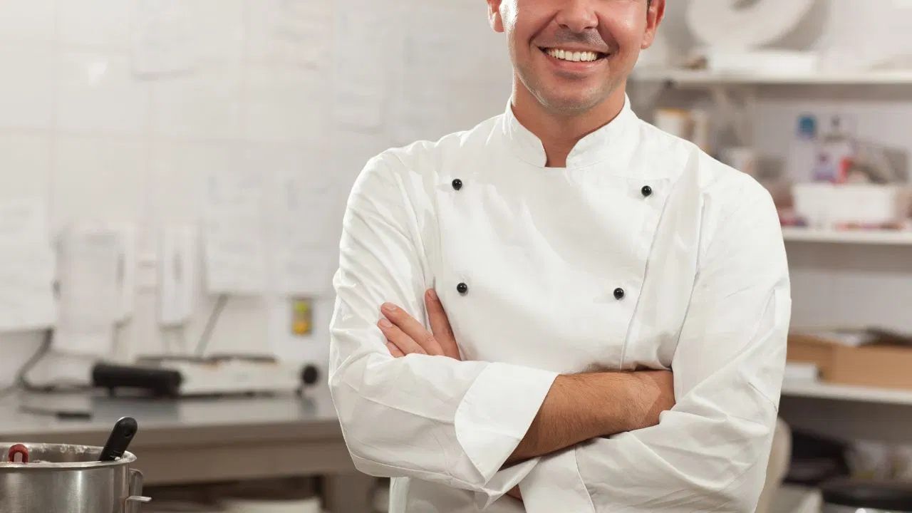 या ठिकाणी काम करणाऱ्या कर्मचाऱ्यांची निवड नामांकित कंपन्यांकडून केली जाते. या ठिकाणी नोकरी मिळविण्यासाठी उमेदवाराकडे हॉटेल मॅनेजमेंटमध्ये पदवी असणे आवश्यक आहे.