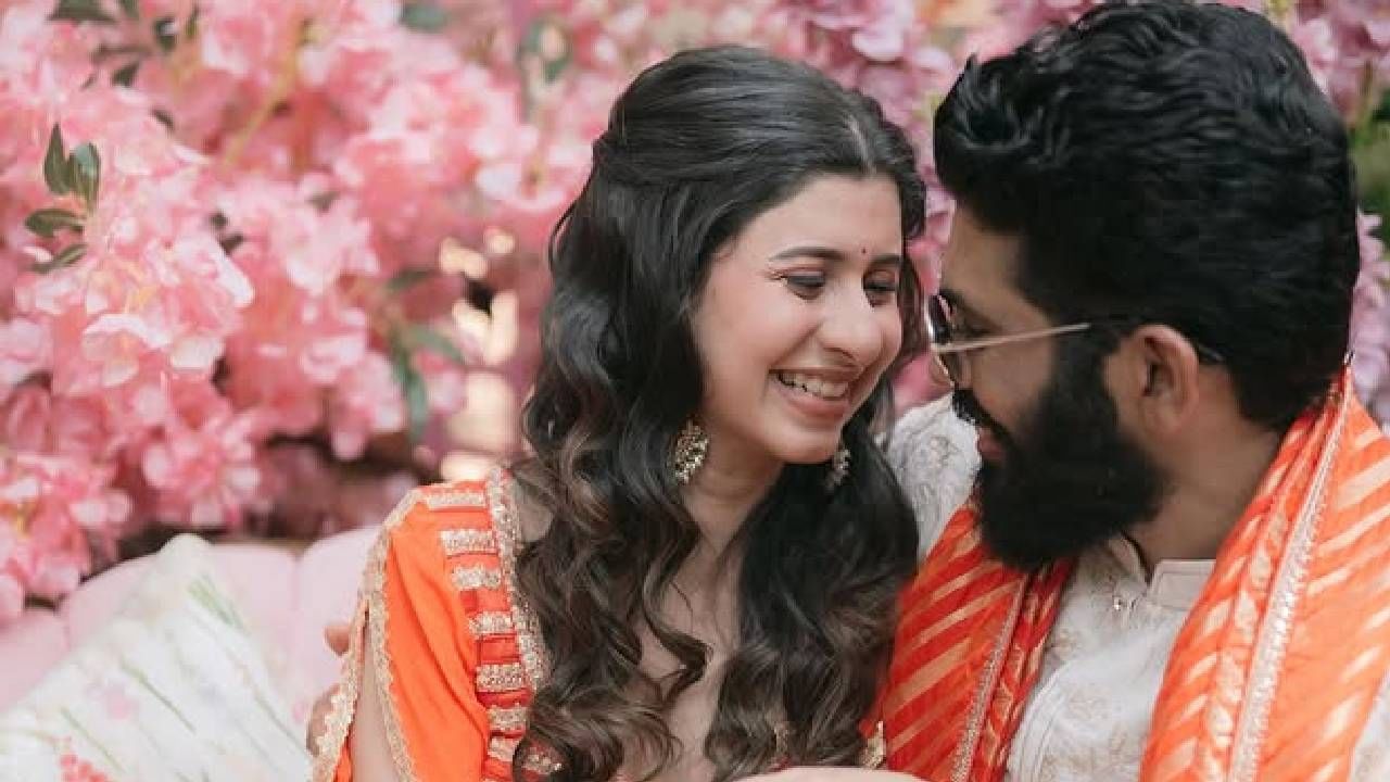 'तू अशी आहेस, तू तशी आहेस, तू काही करू शकत नाहीस... आयुष्यात असं बोलणाऱ्यांच्या गर्दीमध्ये जेव्हा कोणी हे बोलतं.. तू जशी आहेस तशी फार सुंदर आहेस, तू प्रेमळ आहेस आणि माझं तुझ्यावर प्रचंड प्रेम आहे, तू जशी आहेस तशीच कायम रहा. कारण मी तुझ्या असण्यावर प्रेम करतो. तेव्हा वाटलं आयुष्याला खरा अर्थ आहे,' अशी पोस्ट अंकिताने लिहिली आहे.