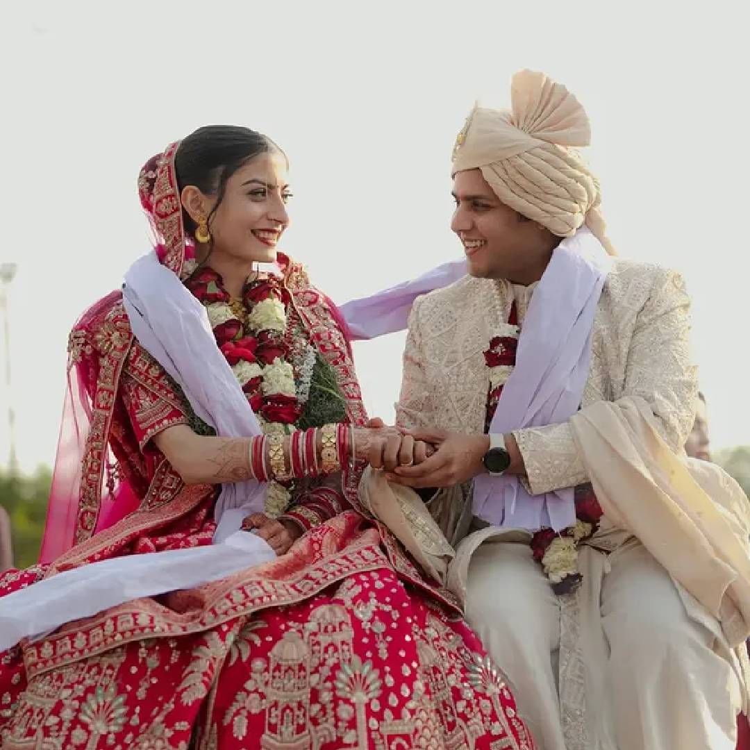 लग्नसोहळ्यात आरतीने लाल रंगाचा सुंदर लेहंगा परिधान केला होता. तर देवने क्रिम कलरची शेरवानी घातली होती. देवने त्याच्या इन्स्टाग्रामवर हळद आणि मेहंदी कार्यक्रमाचेही फोटो शेअर केले आहेत. 
