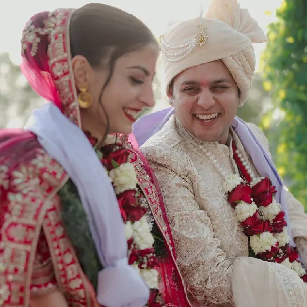 कुटुंबीय आणि जवळच्या पाहुण्यांच्या उपस्थितीत देवने आरतीशी लग्न केलं. 'अहं त्वदस्मि मदसि त्वम्! में तुझसे और तू मुझसे 25/2/25, ही तारीख कायम लक्षात राहील,' अशी पोस्ट त्याने लिहिली आहे. या फोटोंवर चाहत्यांनी लाइक्स आणि कमेंट्सचा वर्षाव केला आहे. 
