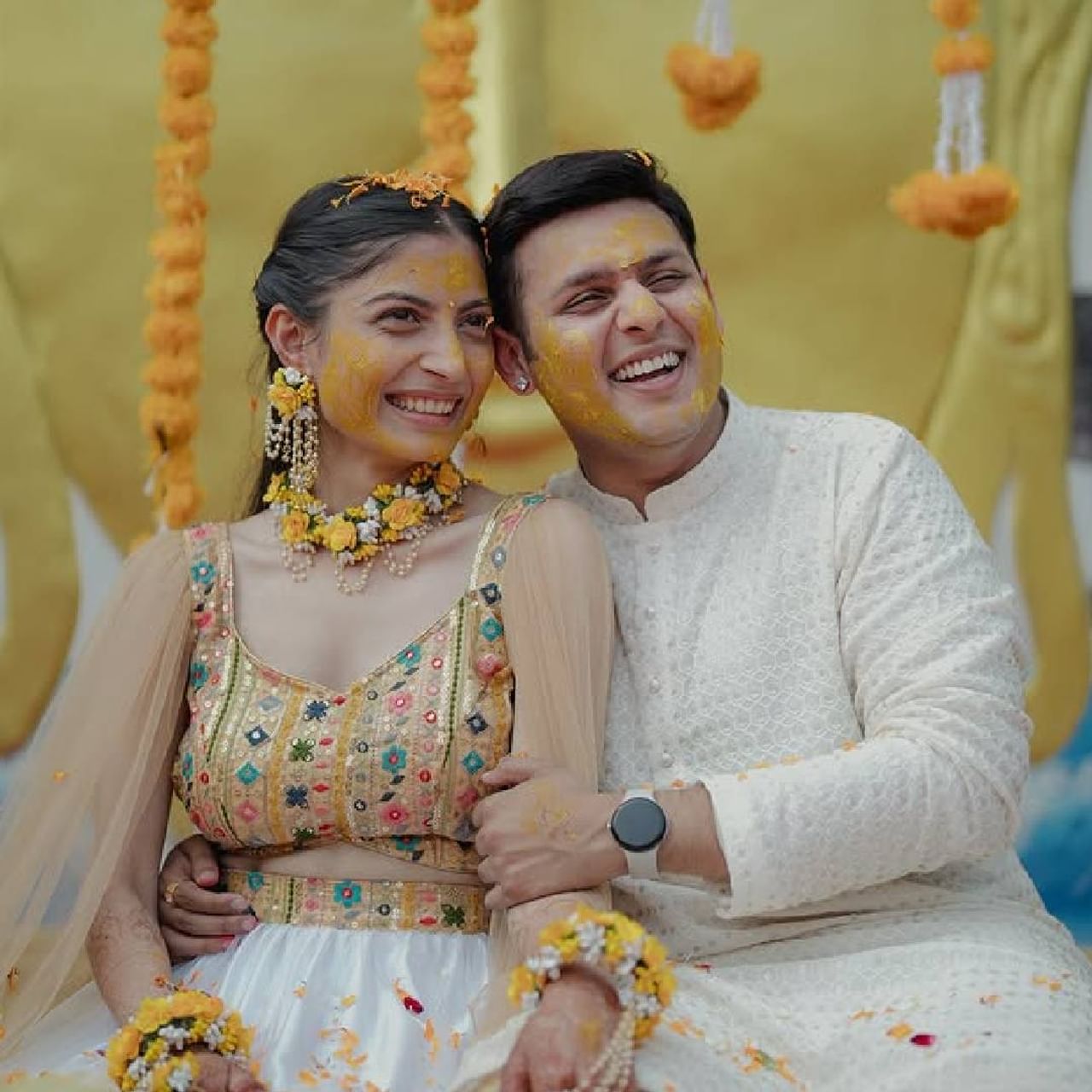 'बालवीर' या मालिकेतून घराघरात पोहोचलेला अभिनेता देव जोशी नुकताच लग्नबंधनात अडकला आहे. 25 फेब्रुवारी रोजी नेपाळमध्ये हा लग्नसोहळा पार पडला. या लग्नाचे फोटो देवने सोशल मीडियावर पोस्ट केले आहेत. 
