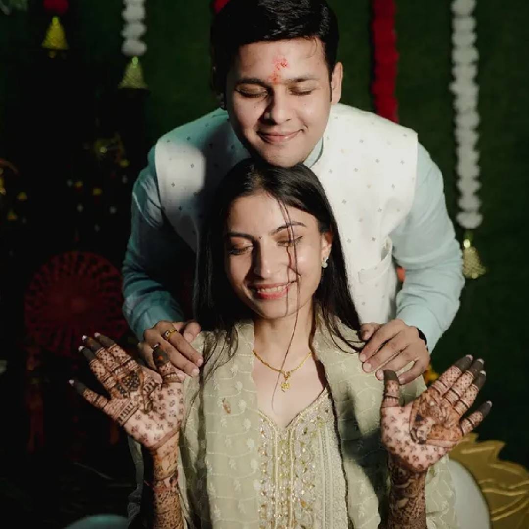 6 फेब्रुवारी रोजी देवने आरतीशी साखरपुडा केला. तर 22 फेब्रुवारी रोजी देव आणि आरती त्यांच्या कुटुंबीयांसह नेपाळला लग्नासाठी गेले. लग्नापूर्वीचे कार्यक्रमसुद्धा तिथेच पार पडले. 
