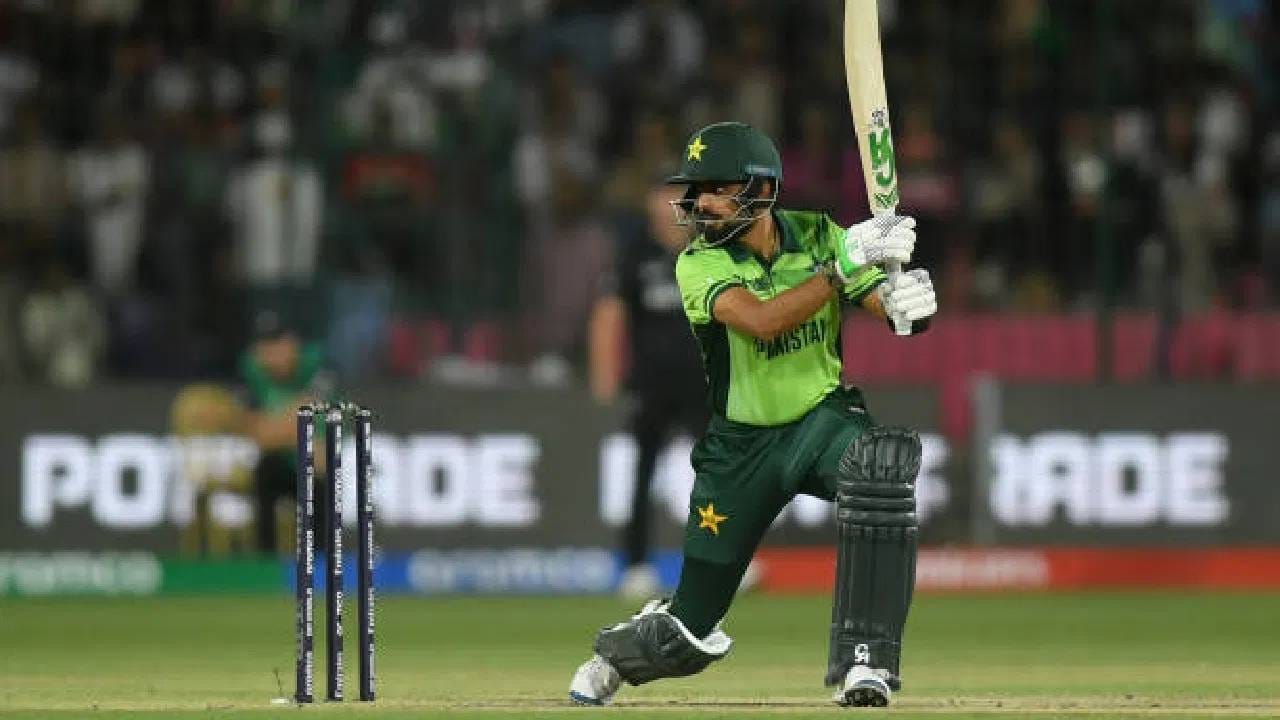 पाकिस्तानचा माजी सलामीवीर नासेर जमशेदने 2013 मध्ये वेस्ट इंडिजविरुद्ध 83 चेंडूत अर्धशतक पूर्ण केले होते. खराब फलंदाजीनंतर बाबर आझम आता या नकोशा विक्रमांच्या यादीत दुसऱ्या क्रमांकावर पोहोचला आहे.