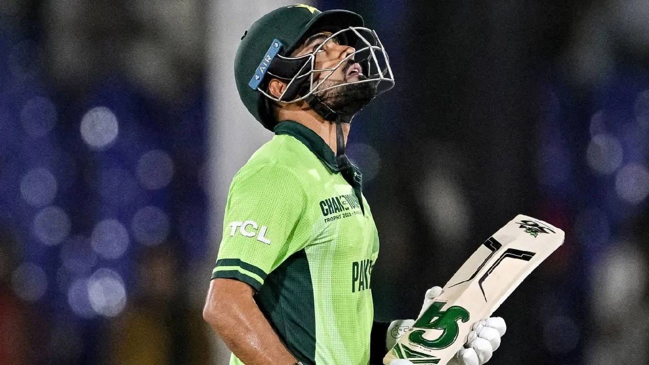 बाबर आझमने अर्धशतक करण्यासाठी 81 चेंडूंचा सामना केला. यामुळे बाबर आझमच्या नावावर एका वाईट विक्रमाची नोंद झाली आहे. चॅम्पियन्स ट्रॉफी इतिहासात सर्वात संधी गतीने अर्धशतक करणारा दुसरा फलंदाज ठरला आहे. 