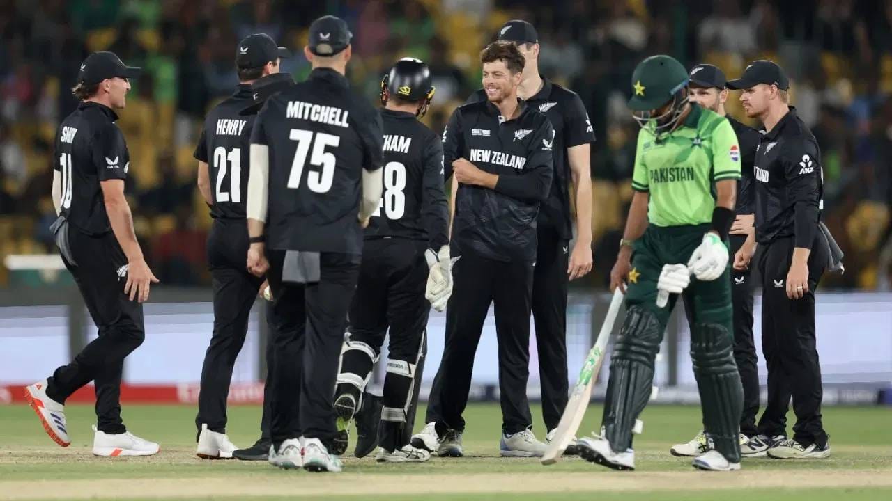 या सामन्यात 90 चेडूंचा सामना करणाऱ्या बाबर आझमने फक्त 64 केल्या. पाकिस्तानचा संघ 47.2  षटकांत 260 धावांवर आटोपला. दरम्यान, पहिल्या सामन्यात न्यूझीलंडने 60धावांनी मोठा विजय मिळवला.