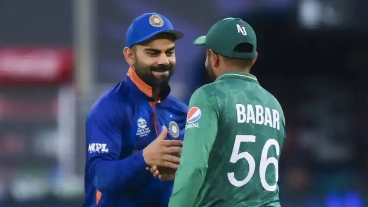 बाबर आझमने वनडे क्रिकेटमध्ये 6000 धावांचा पल्ला गाठला आले. बाबर आझमने या धावा 123 व्या डावात गाठल्या आहेत. तर विराट कोहलीने 6000 धावांचा पल्ला 126 व्या डावात पूर्ण केला होता. 