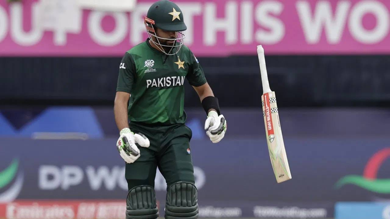 पाकिस्तान आणि न्यूझीलंड यांच्यात अंतिम फेरीचा सामना होत आहे. पाकिस्तानने प्रथम फलंदाजी करताना 49.3 षटकात सर्व गडी गमवून 242 धावा केल्या. न्यूझीलंडसमोर विजयासाठी 243 धावांचं आव्हान आहे. आता कोण बाजी मारणार? याची उत्सुकता आहे. पण बाबर आझमने एक विक्रम आपल्या नावावर केला आहे. 