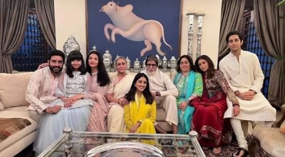 जलसा बंगल्याचे इंटेरियर साजेसे आहे.. अनेकदा बि बी अमिताभ बच्चन यांनी त्यांचे कुटुंब आणि बंगल्याच्या आतील फोटो शेअर केले आहेत.